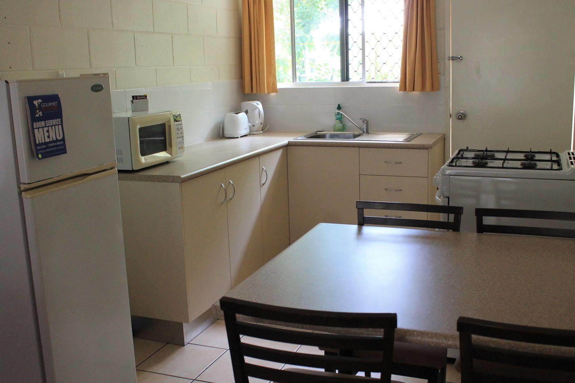 Oasis Inn Apartments Cairns Extérieur photo
