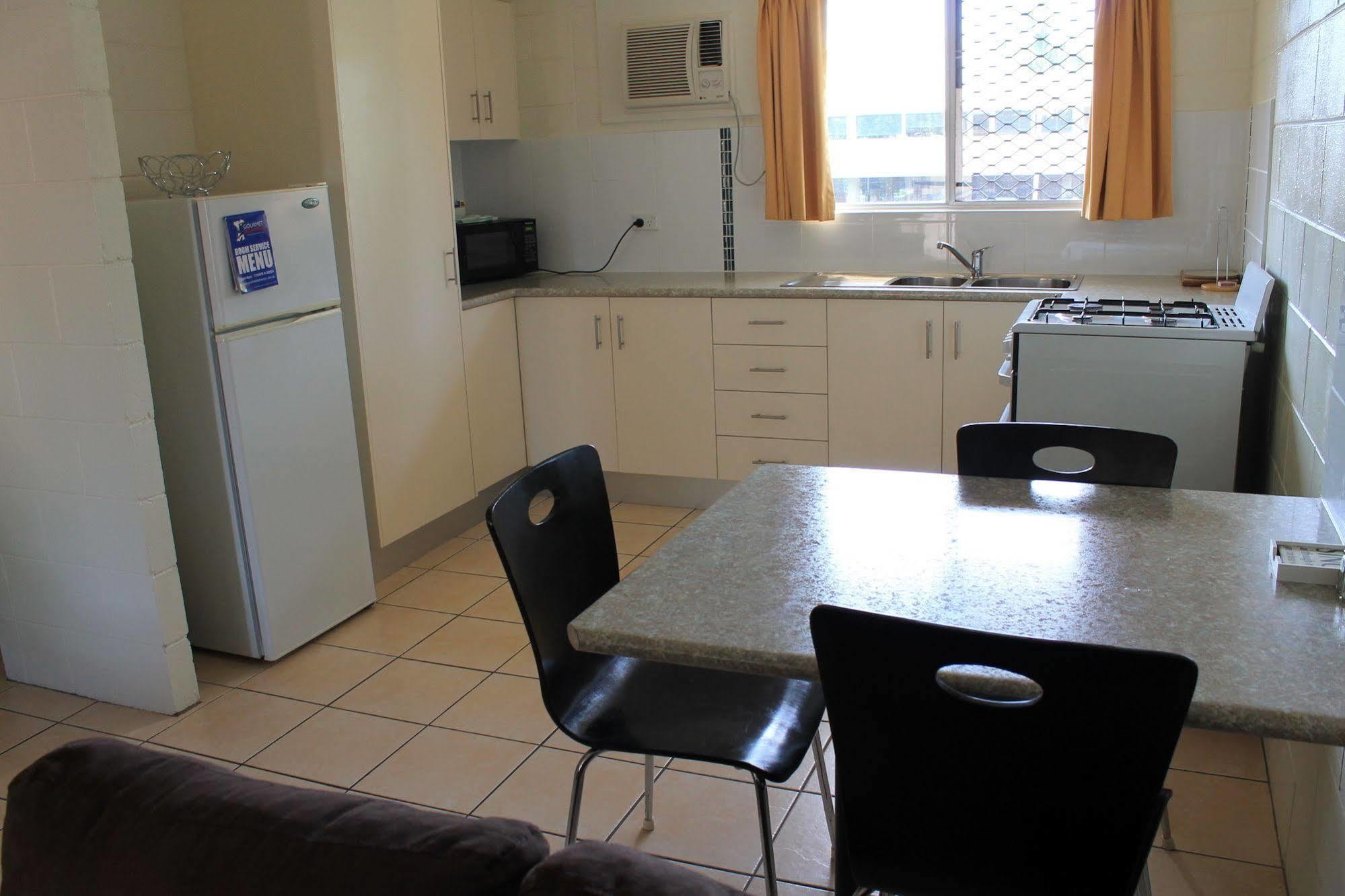 Oasis Inn Apartments Cairns Extérieur photo