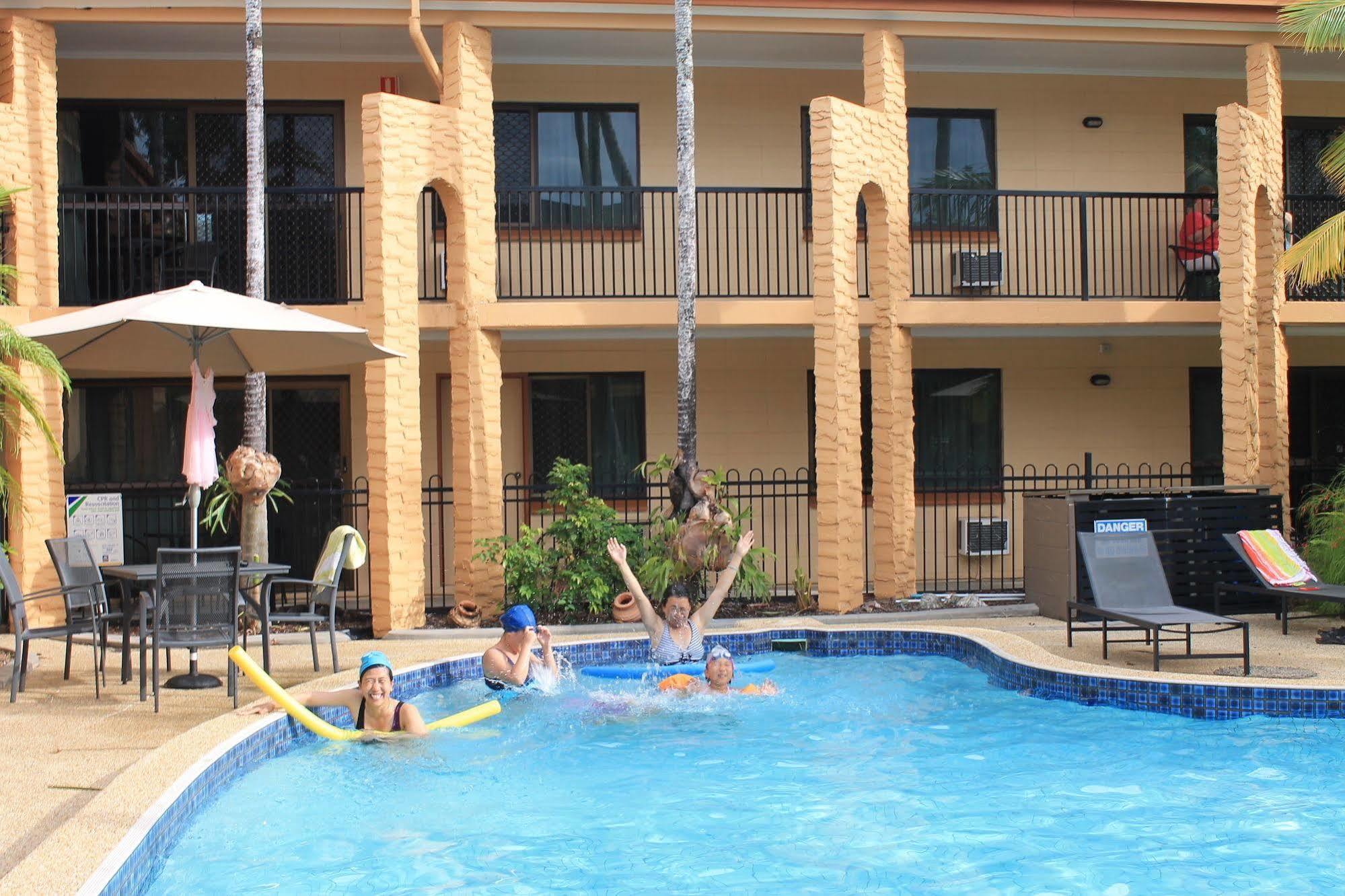 Oasis Inn Apartments Cairns Extérieur photo