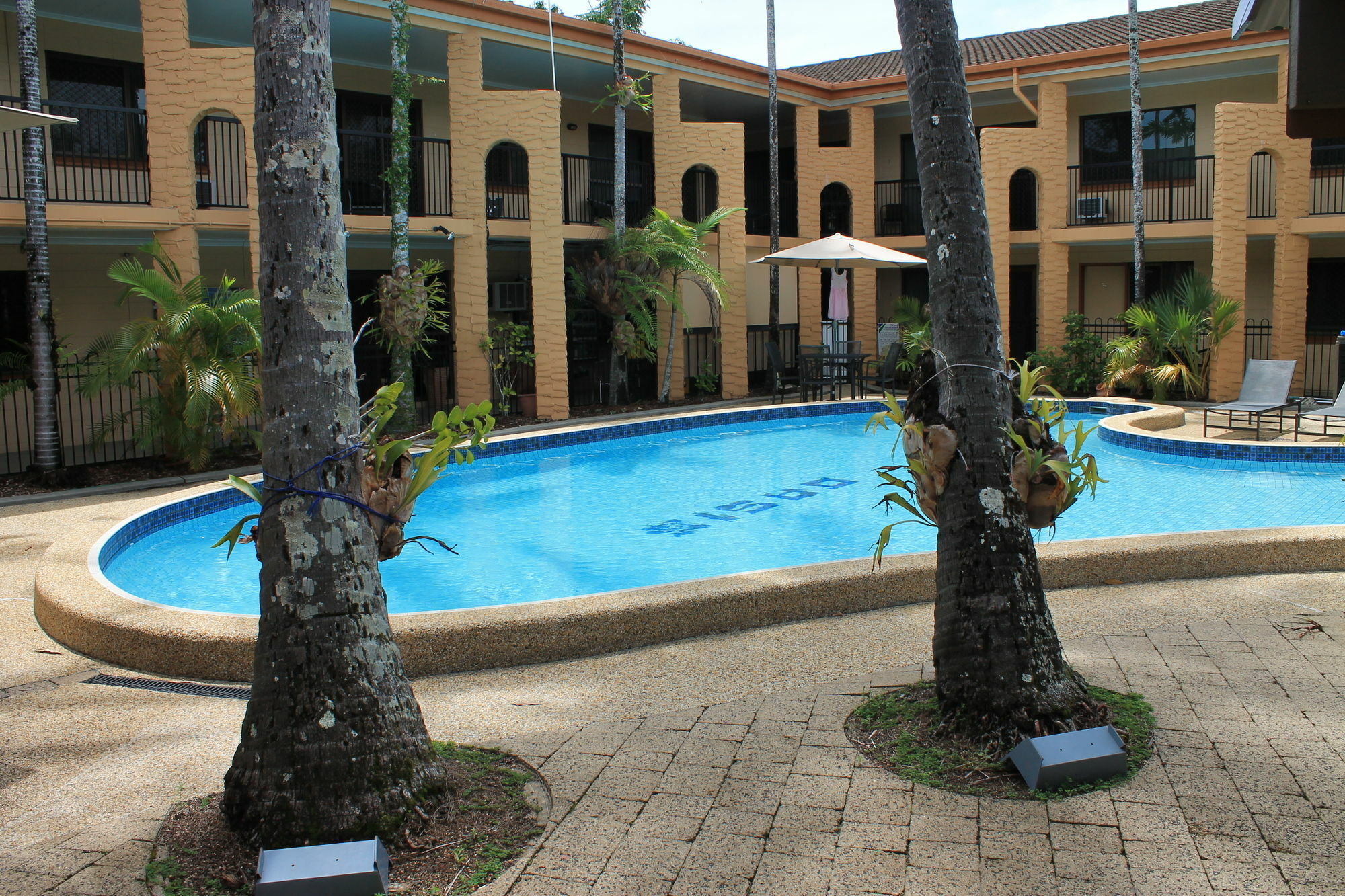 Oasis Inn Apartments Cairns Extérieur photo